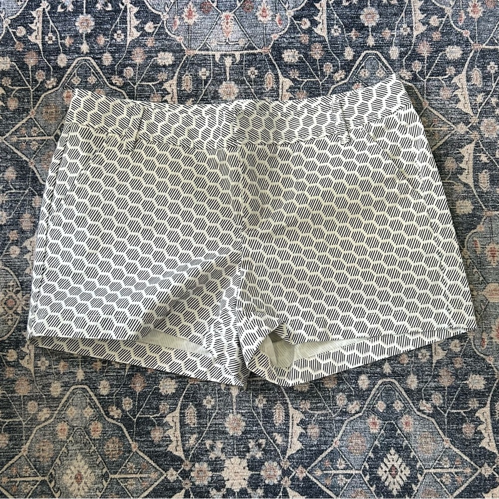 Caslon Geometric Shorts - Size 8